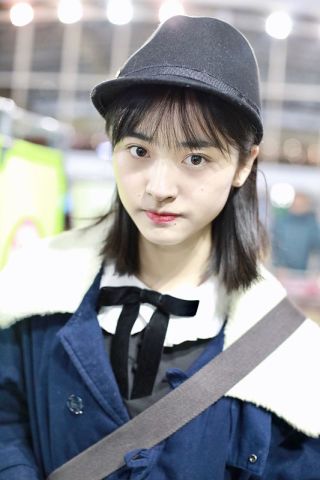 沈月参加《快乐大本营》,与何炅一起合照,网友:可能只有1米4