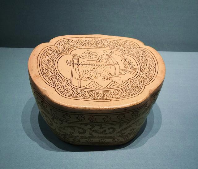 古代人的枕头这么硬,晚上睡觉会舒服吗?你想的太简单了!