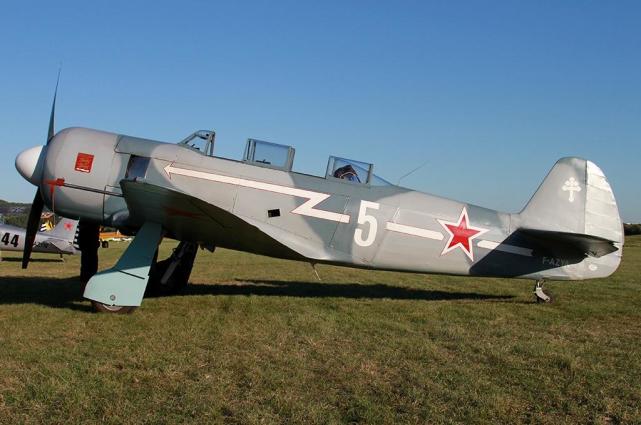 失事的这架雅克-11战斗教练机留影,注意其机尾下方的注册号是f