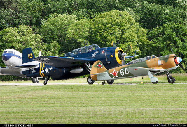 迷彩涂装的雅克-11战机和美制"复仇者"鱼雷轰炸机,都是西方私人