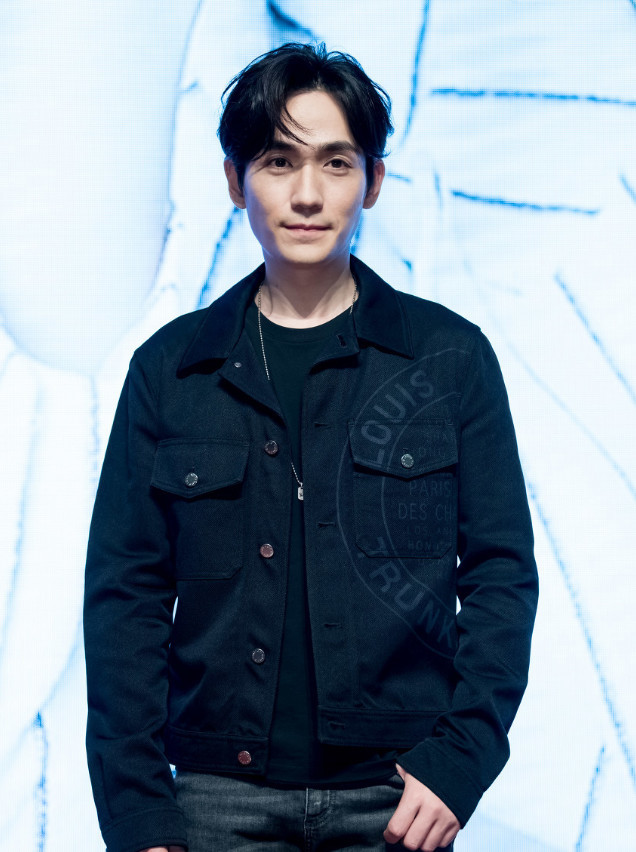 朱一龙活动现场,牛仔外套 长裤尽显少年气,见粉丝秒变奶龙!