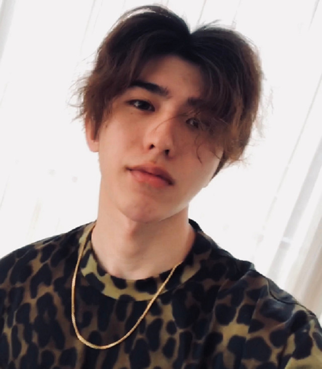 蔡徐坤卸妆后跟平时判若两人,男子汉气概十足