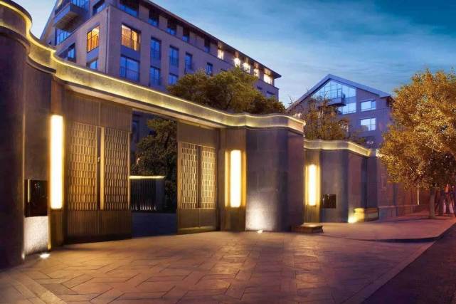 万柳书院,位于昆玉河畔,颐和园旁,据了解当该小区的均价已经达到了19