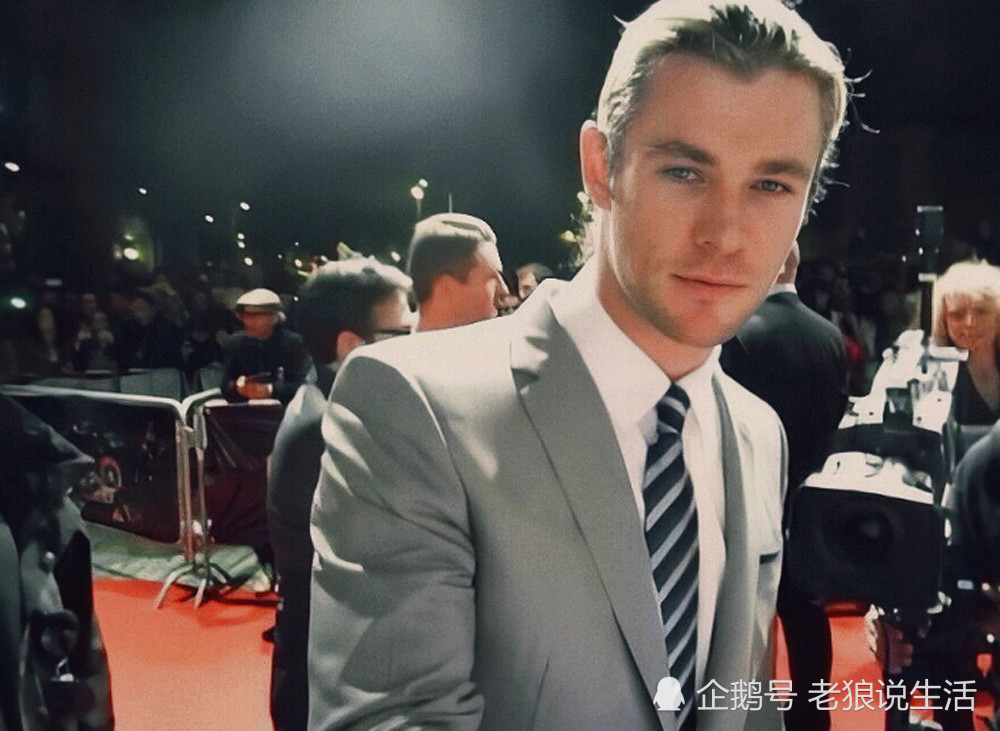 锤子哥的腹肌最完美,想拥有一样的腹肌,坚持做这两个动作就行