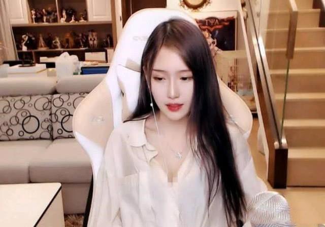 lol:腐团儿直播间被封禁,只因穿了一件白衬衫,整改后成大妈