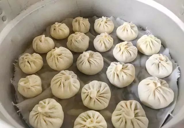 农村婆婆蒸包子,1次要用4斤面,鲜香美味,女儿连吃5个,吃撑了