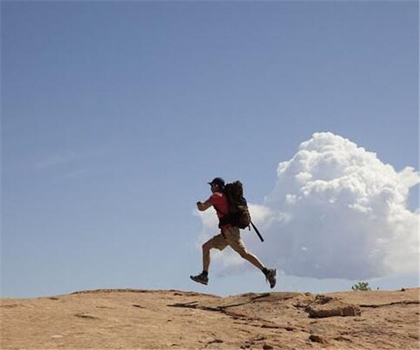 《127小时》:小伙跌落山谷,上演荒野生存,亲手"断臂求生"
