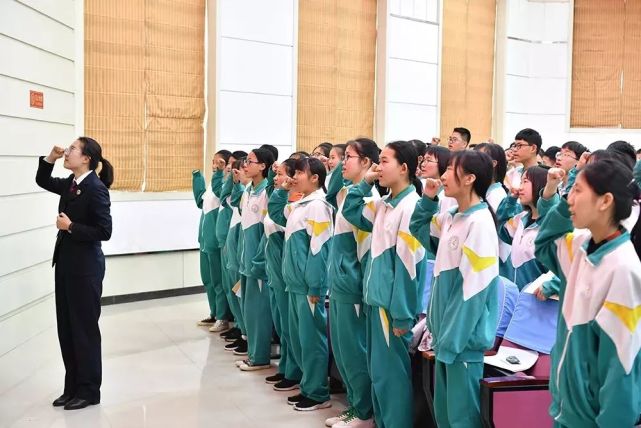 对违法乱纪say"no!"-静海七中举行法律知识讲座