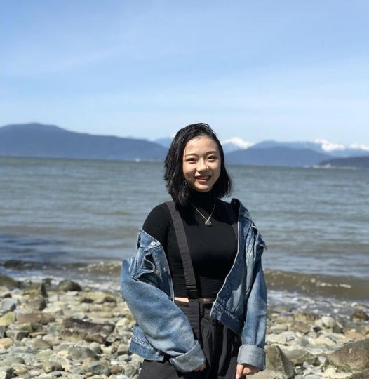 美雪当年是黄安仪饰演的,小时候的她戴着这个眼镜看起来非常的可爱