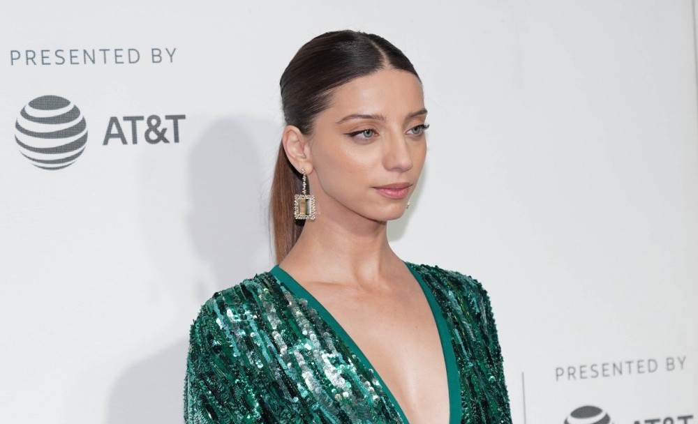 angela sarafyan一身绿色美裙亮相