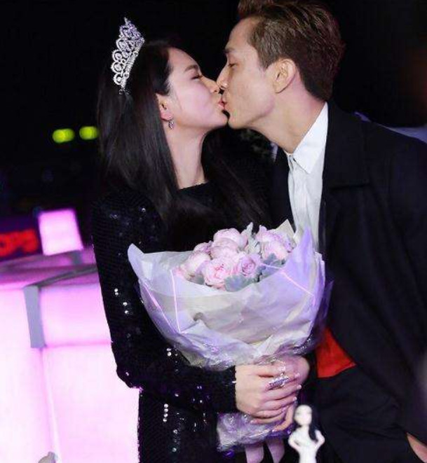 不过很快两人就传来了李承铉求婚戚薇的消息,在后来公开出来的视频里