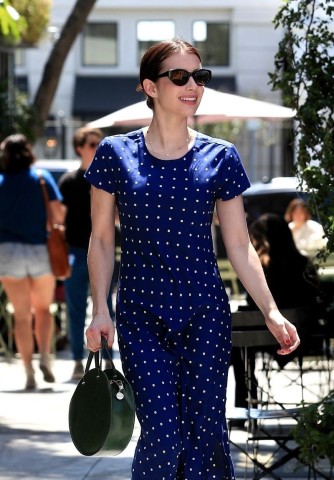 艾玛·罗伯茨一身蓝色连衣裙逛街,瞬间成为焦点