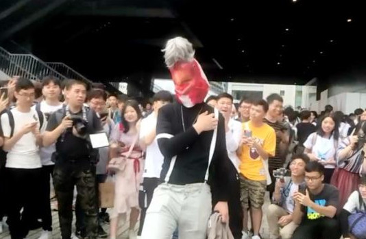 漫展cos蔡徐坤,本人出现那一刻被围观,网友:"鸡你太美"!