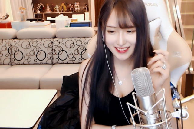 腐团儿穿白衬衫放飞自我,直播间意外被封,整改后秒变大妈!