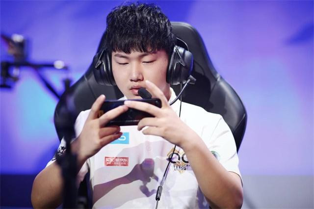 qg飞牛深陷钻石分段,直言这分段有魔力,拿出本命英雄也赢不了