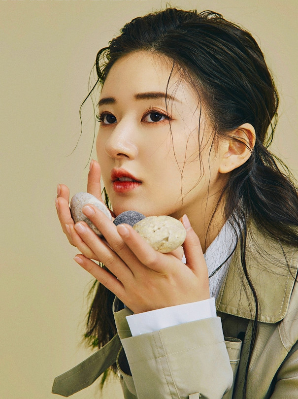 看惯了赵露思的长发，当看到仅此一张的短发照，才知什么是高颜值