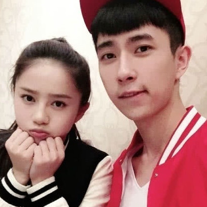 于朦胧跟谁合照都是一个表情,唯独遇到她,露出久违的笑容!