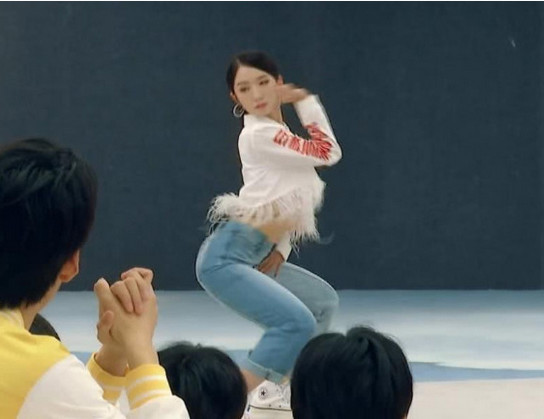 孟美岐《创造营》热舞,上衣飞起那一刻,网友:舞技太精湛!