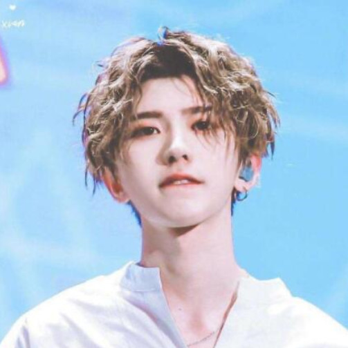 本以为蔡旭坤的"铁丝烫"已经够帅了,直到易烊千玺出现,沦陷了