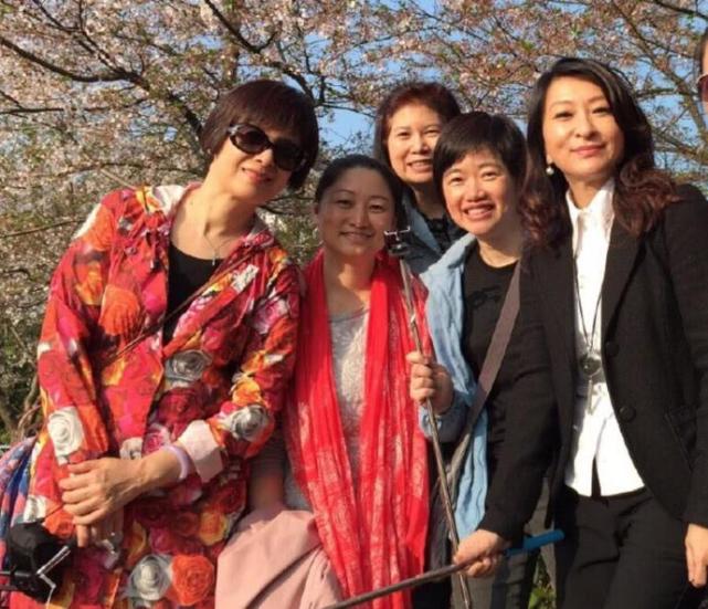 登春晚凭一曲爆红,父亲是亿万富豪,她却下嫁穷小子,隐退做主妇