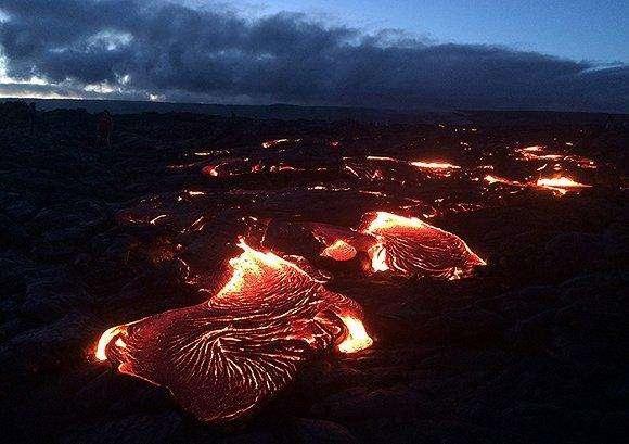 全世界最活跃火山,下面是全球最大岩浆湖,正使所在岛屿越来越大