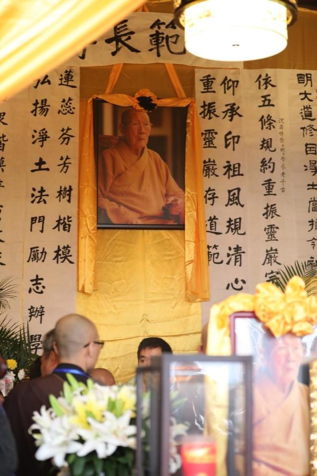 万人送别明学长老一代高僧封龛荼毗