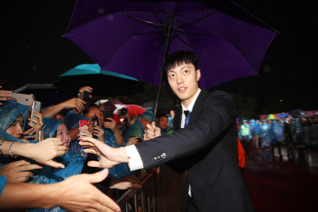 胡明轩与球迷打招呼. (来自:腾讯体育)