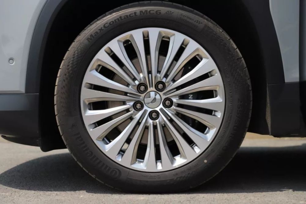 测试车搭载尺寸为255/50 r20的马牌mc6轮胎.