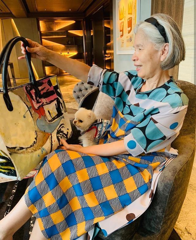 周杰伦|周杰伦晒妈妈近照，身着连衣裙抱宠物端坐气质佳，被儿子猛夸时尚