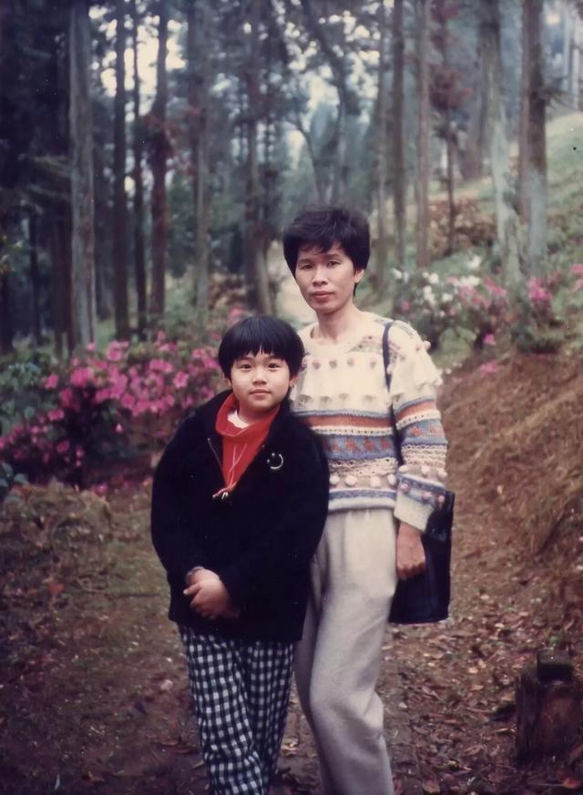 周杰伦|周杰伦晒妈妈近照，身着连衣裙抱宠物端坐气质佳，被儿子猛夸时尚