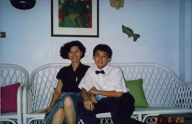 周杰伦|周杰伦晒妈妈近照，身着连衣裙抱宠物端坐气质佳，被儿子猛夸时尚