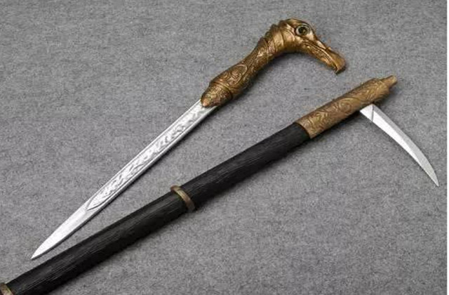 以及刀结合起来的兵器,在没有抽出刀的情况之下,它就像一把钝器一般