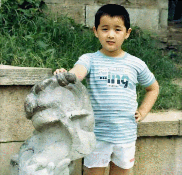 看看那些明星的童年照,杨幂漂亮胡歌可爱,而她从小就像公主