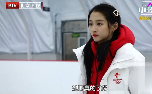 关晓彤搞笑打喷嚏引发舆论,网友:你这么可爱,你家人知道吗?