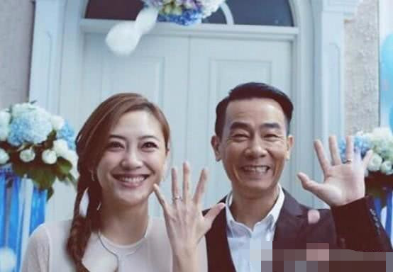 来看看陈小春在香港的豪宅,价值起码一个亿,阳台真的超级大