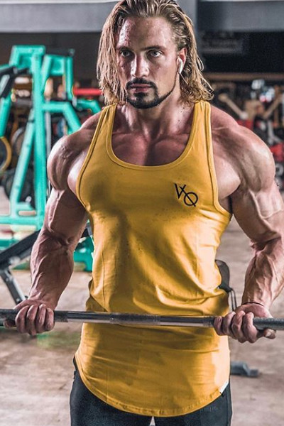 美国混血肌肉男,金色卷发肌肉太壮,网友调侃"国外版金毛狮王"