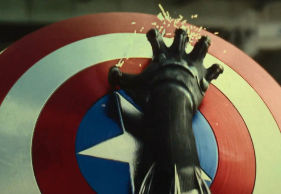 美队使用过的经典盾牌,井盖忍了,车门也忍了,最后一个才是王者