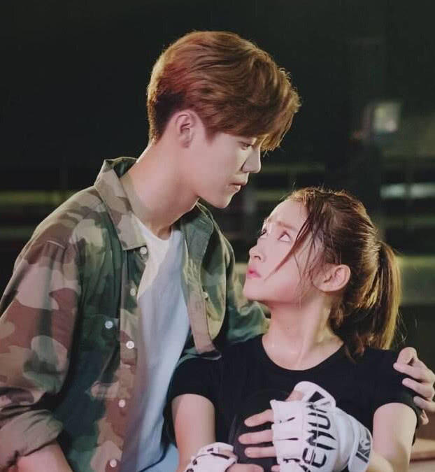 关晓彤秀恩爱,晒鹿晗送的异形伞,如果不是价格还以为是直男品味