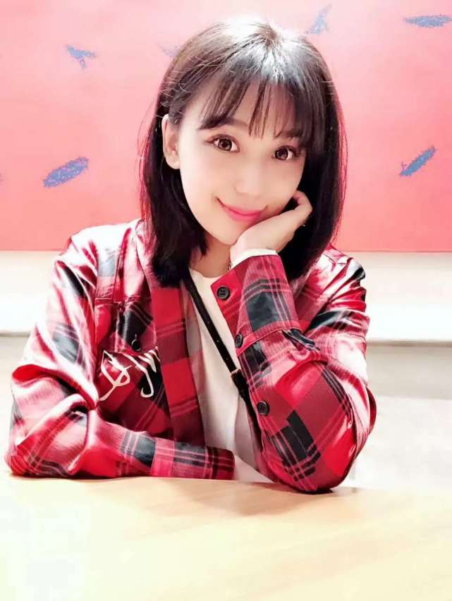 并且豆姐还表示说:这个女主播我不说是谁,大家应该也是会猜到是谁的