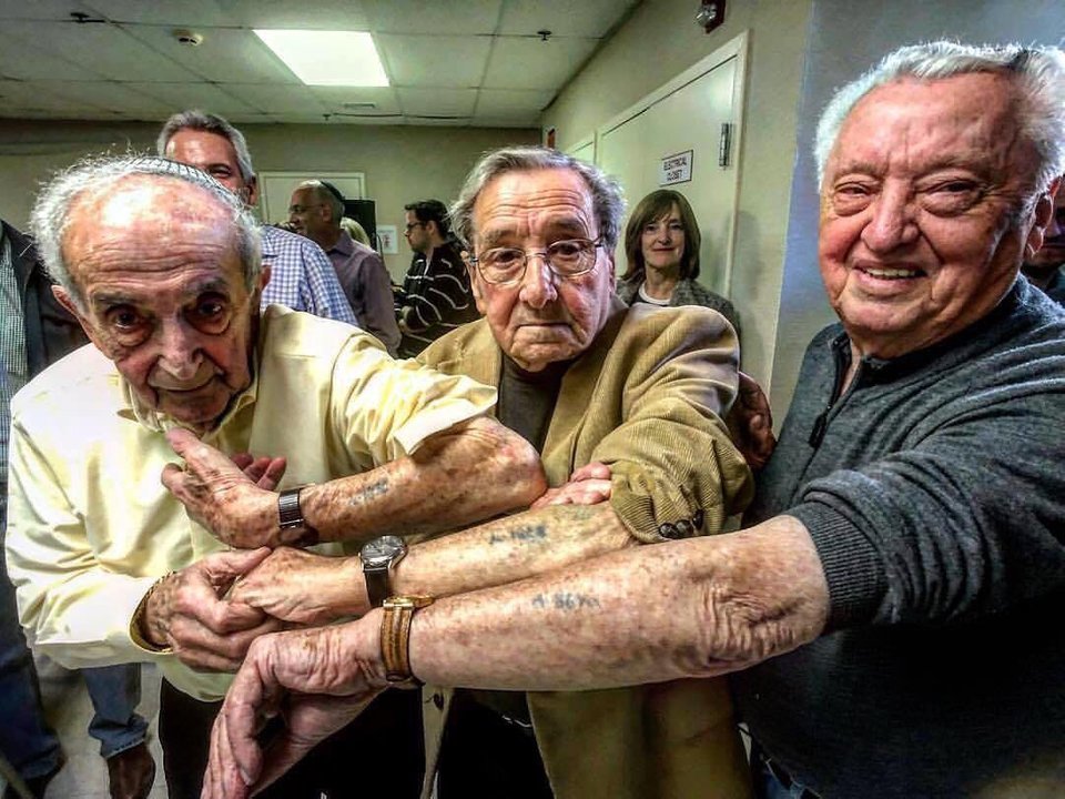 3名犹太老人奥斯维辛集中营拍刺青合影留念 引网友分享暖心故事