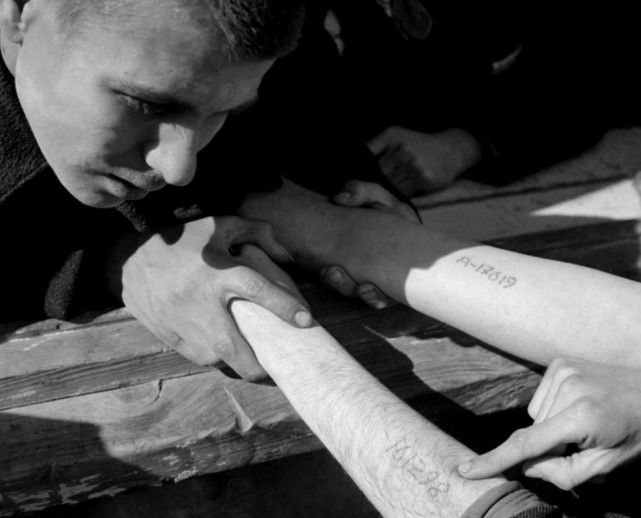 3名犹太老人奥斯维辛集中营拍刺青合影留念 引网友分享暖心故事 奥斯维辛集中营 犹太