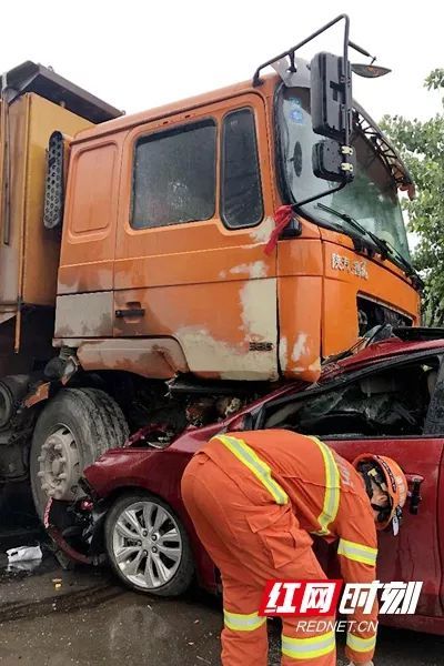 常德发生一起车祸小车与大挂车对撞致1死1伤