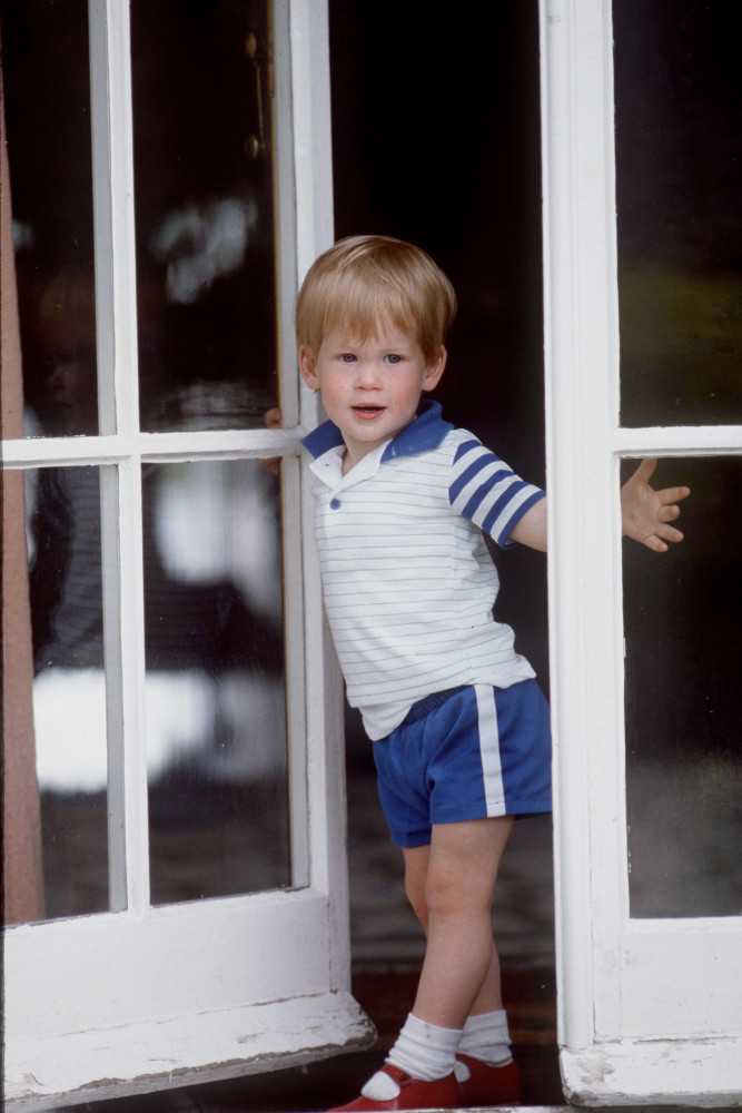 哈里王子童年时期的照片,和儿子阿奇好像双胞胎