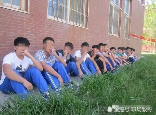 多多少少会有一些叛逆心理,很多男生在网上看多了那些所谓混社会的