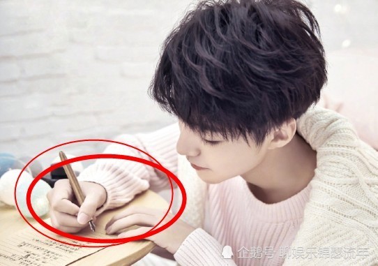 王俊凯给粉丝写信，无意间带火了“签名字体”，一般人学不会