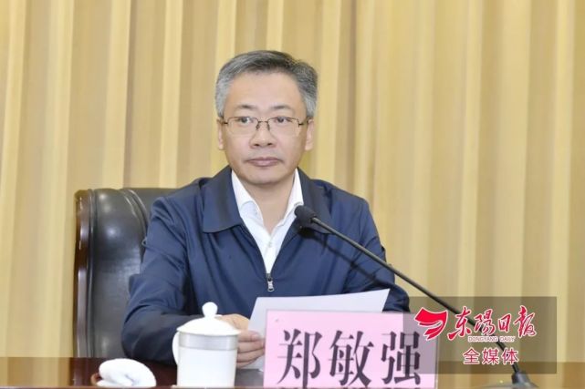 金华市委常委,组织部长郑敏强同志宣读了有关干部任免文件.