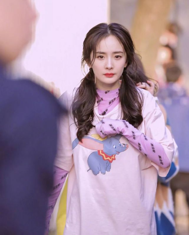 都出现了t恤叠穿,她更爱用印花t恤搭配长袖t,让造型fashion一个度