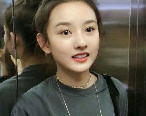 宋祖儿"公主蹲"美成娃娃,意外带火打招呼方式,奶奶看了都喜欢