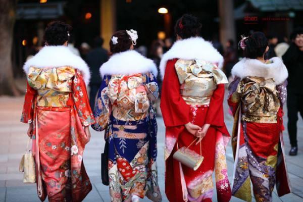 為什麼日本女人穿和服總在腰後繫個包?原因有點不好意思說