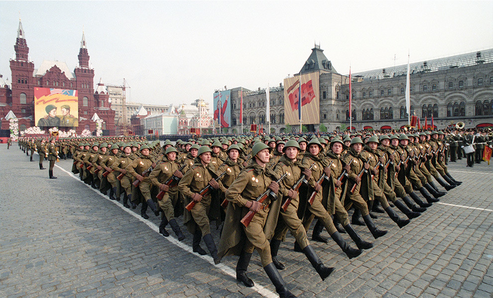 德国兵临城下,莫斯科红场大阅兵照举不误,斯大林这招高明